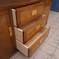 Karimoku(カリモク)の高級ブランドdomani(ドマーニ)よりMorganton(モーガントン)シリーズ サイドボード/ライトコニャックです。エレガントで上品なデザインはリビングや書斎にも♪DA212