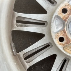 スタッドレスタイヤ4本セットになります。