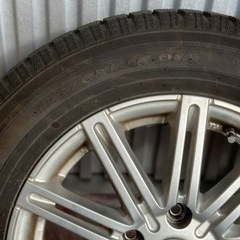 スタッドレスタイヤ4本セットになります。