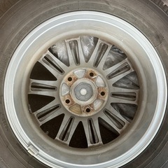 スタッドレスタイヤ4本セットになります。