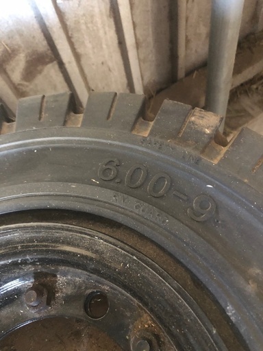 フォークリフト後輪ノーパンクタイヤ未使用