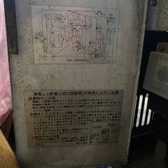 デイリー牛乳のガラス張り冷蔵庫１３０Ｌです。