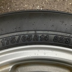 夏タイヤ　ホイール付き　175/65R14