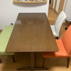 テーブル、椅子3脚