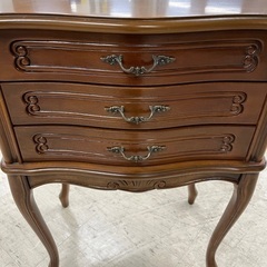 J2147 アンティーク調 3段サイドチェスト 電話台 コンソールテーブル 猫脚 イタリア家具調 デザイン ヨーロッパ家具調 デザインクリーニング済み 【リユースのサカイ柏店】