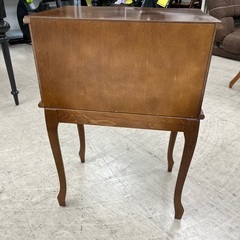 J2147 アンティーク調 3段サイドチェスト 電話台 コンソールテーブル 猫脚 イタリア家具調 デザイン ヨーロッパ家具調 デザインクリーニング済み 【リユースのサカイ柏店】
