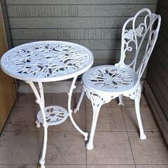 スチール製ガーデンテーブルと椅子