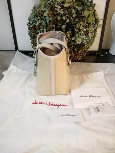 未使用近い非常に美品。サルヴァトーレフェラガモ Ferragamo