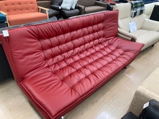 【鮮やかなレッドカラー】ニトリのソファーベッドのご紹介！