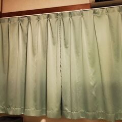 ●カーテンお譲りします（普通の窓くらいの長さ・緑系の色）