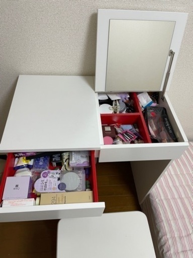 女性の化粧テーブル＋椅子