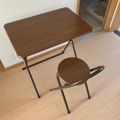 折りたたみテーブルと椅子