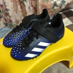 adidas 子供用　サッカートレシュー　試し履きのみ！