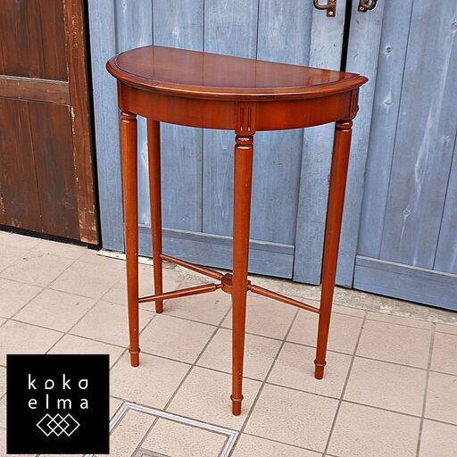 TOKAI KAGU(東海家具)のシャープな脚部が特徴的なコンソールテーブルです。細身でスッキリとしたラインは圧迫感を与えずに様々なインテリアのアクセントに！リビングだけでなく玄関先の花台としても♪DA118