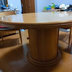 大きな円形テーブルと椅子４脚