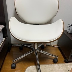 白色の椅子
