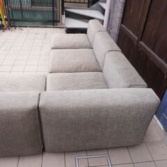 arflex(アルフレックス)のOMNIO(オムニオ)コーナーソファ5Pです。1人1シートのユニットは、空間や使い勝手に合わせて自由自在にレイアウトしていただけます♪DA307