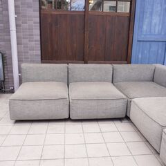 arflex(アルフレックス)のOMNIO(オムニオ)コーナーソファ5Pです。1人1シートのユニットは、空間や使い勝手に合わせて自由自在にレイアウトしていただけます♪DA307