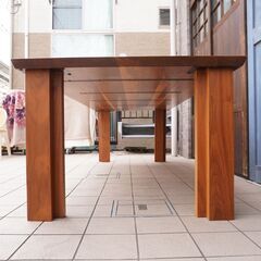 kitani(キタニ)によるウォールナット無垢材のF240ダイニングテーブルです。重厚感のあるダイナミックなデザインながら上質な天然木の温かさを感じる6人掛けテーブル♪DA308