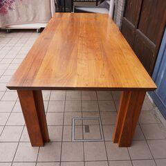 kitani(キタニ)によるウォールナット無垢材のF240ダイニングテーブルです。重厚感のあるダイナミックなデザインながら上質な天然木の温かさを感じる6人掛けテーブル♪DA308