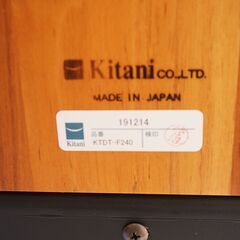 kitani(キタニ)によるウォールナット無垢材のF240ダイニングテーブルです。重厚感のあるダイナミックなデザインながら上質な天然木の温かさを感じる6人掛けテーブル♪DA308