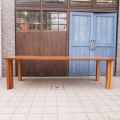 kitani(キタニ)によるウォールナット無垢材のF240ダイニングテーブルです。重厚感のあるダイナミックなデザインながら上質な天然木の温かさを感じる6人掛けテーブル♪DA308