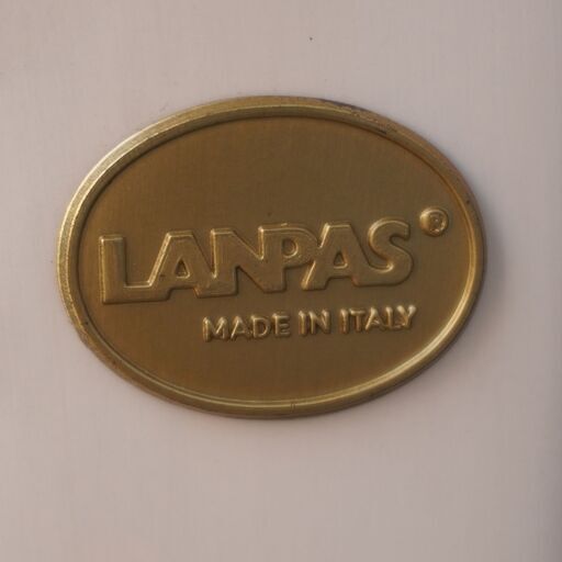 イタリアのLANPAS(ランパス)社による4段チェストです。イタリアンクラシックをベースにしたエレガントなデザインのサイドボード。リビングや寝室を華やかに彩ってくれます♪DA309