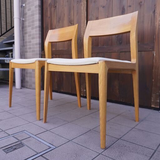 IDC OTSUKA(大塚家具)のKEN OKUYAMA(奥山清行)デザイン「ハイヒール2」 ダイニングチェア 2脚セット。オーク材のシャープで上品なラインが印象的な北欧スタイル アームレスチェア。DA313