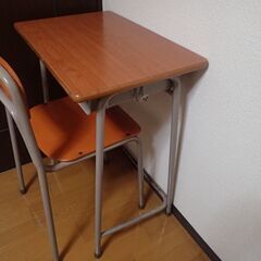 学童用の机と椅子