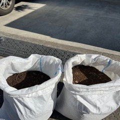 園芸用土(黒っぽい土)  土のう袋2袋分　無料であげます！