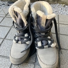 暖かいReebokの靴　無料22.5から23センチ