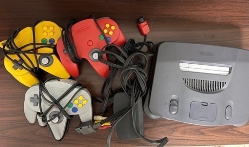 ニンテンドー64 NINTENDO64 本体　コントローラー3個