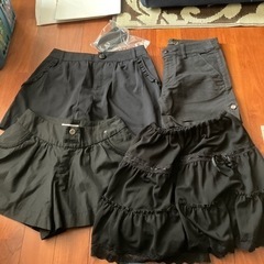 黒のズボン、スカート