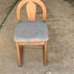 小さな木製椅子