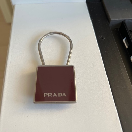 ☆PRADA☆プラダ スクエア型キーホルダー M715