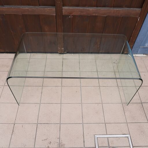 IDC OTSUKA(大塚家具)のガラス センターテーブルです！曲げガラスを使用したシンプルなデザインとガラスの透明感がモダンなインテリアのアクセントになるリビングテーブルです♪/オーストリアDA317