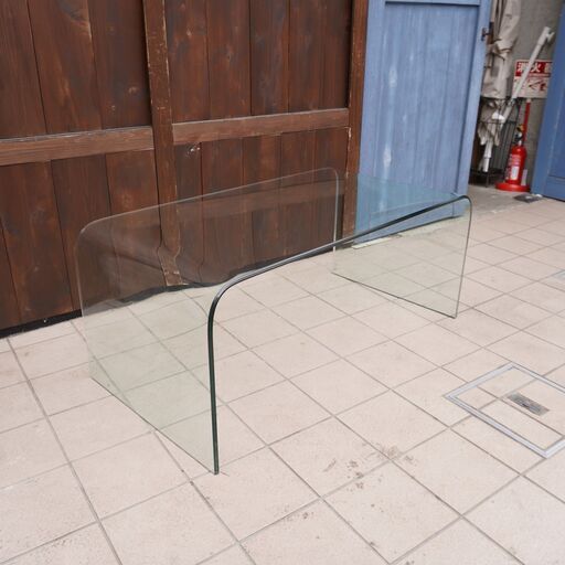 IDC OTSUKA(大塚家具)のガラス センターテーブルです！曲げガラスを使用したシンプルなデザインとガラスの透明感がモダンなインテリアのアクセントになるリビングテーブルです♪/オーストリアDA317