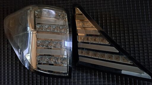 車のパーツ 20系アルファード スモークテールランプ