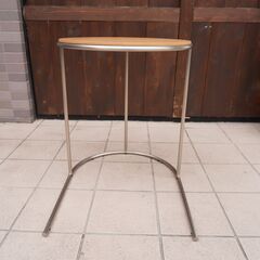 arflex(アルフレックス)のTONDO(トンド)ホワイトオーク材 サイドテーブルです。シャープなフレームと薄型天板で置く場所を選ばないスッキリとしたデザイン。北欧スタイルやカフェ風にも♪DA325