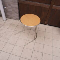 arflex(アルフレックス)のTONDO(トンド)ホワイトオーク材 サイドテーブルです。シャープなフレームと薄型天板で置く場所を選ばないスッキリとしたデザイン。北欧スタイルやカフェ風にも♪DA325