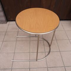 arflex(アルフレックス)のTONDO(トンド)ホワイトオーク材 サイドテーブルです。シャープなフレームと薄型天板で置く場所を選ばないスッキリとしたデザイン。北欧スタイルやカフェ風にも♪DA325
