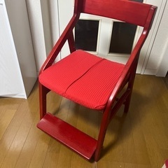 正しい姿勢で座れる椅子（木製、赤）
