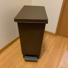 ニトリ　ゴミ箱　スリムペダルペール　30L