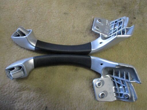 バイク部品　ピアジオ　パッセンジャーグリップ　左右　レッグシールトベース　624453　655801　中古品 バイク部品 ピアジオ パッセンジャーグリップ 左右 レッグシールト