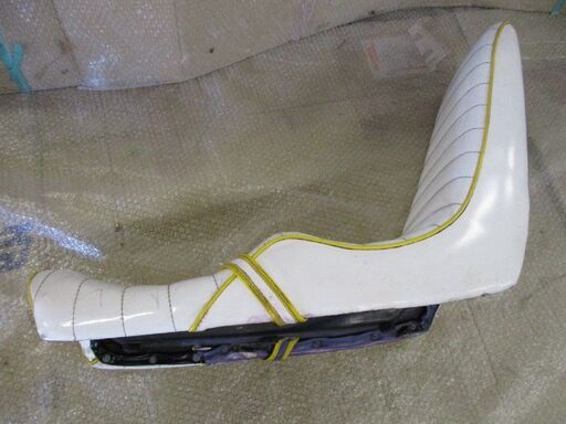 バイク部品 取外し車種不明 3段シート シート 白 ホワイト ビニール製