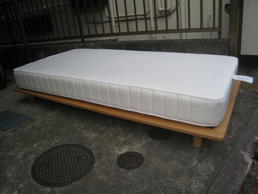 新発売 無印良品 MUJI 木製ベッドフレーム 近く無料配達 中古美品 マットレス付 高密度スプリング シングルベッド すのこベッド オーク材 シングルベッド