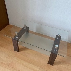 ガラスのテーブル