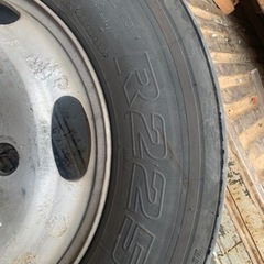 大型トラック　タイア