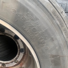 大型トラック　タイア