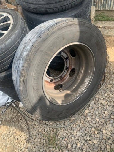 大型トラック　タイア
